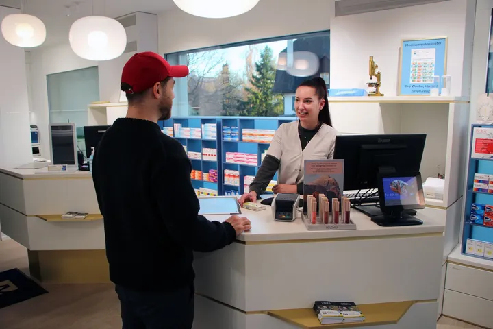 Beratungsgespräch an der Theke der Anklin Apotheke