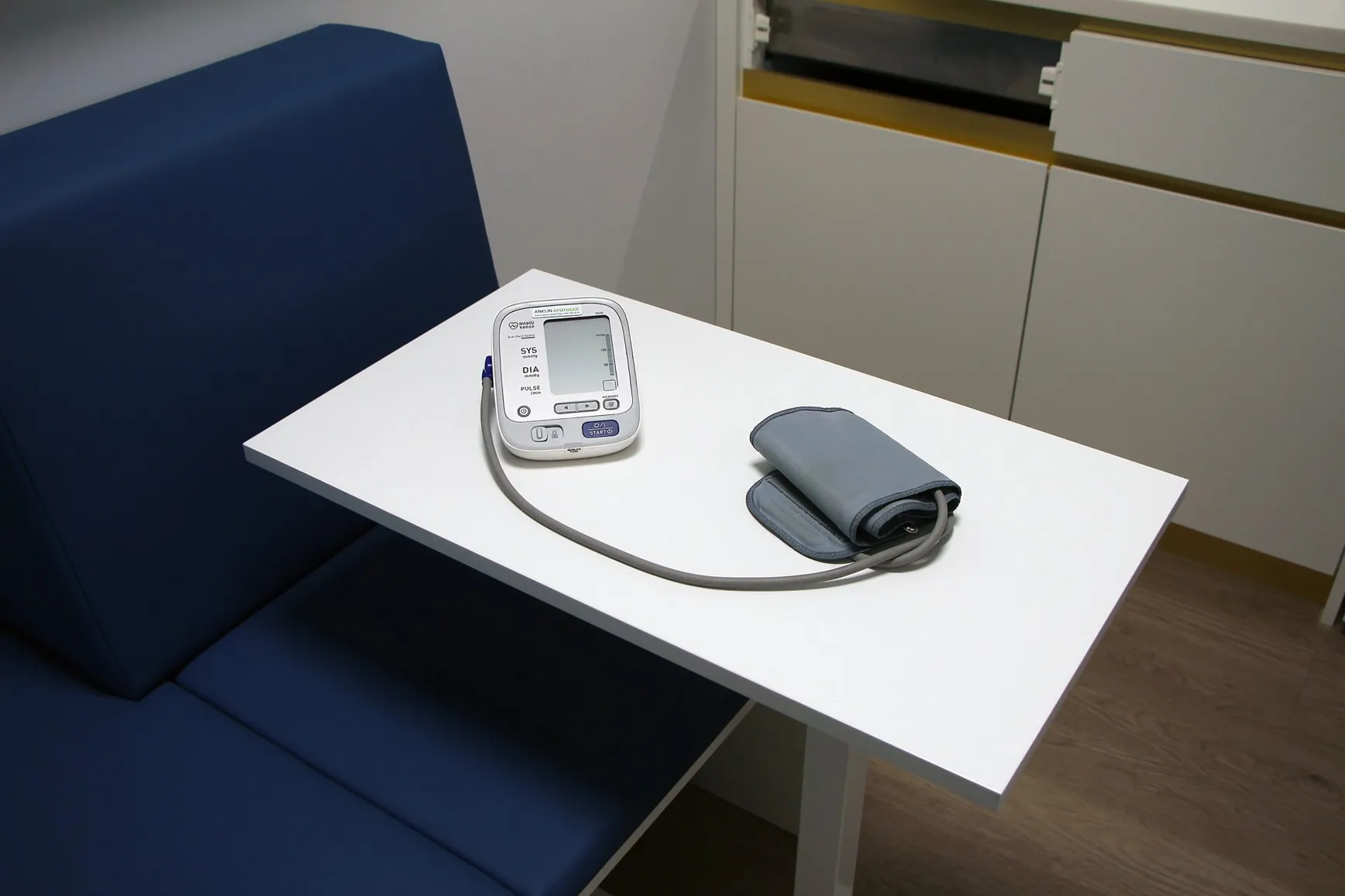 Oberarm-Blutdruckmessgerät mit Manschette auf einem Tisch im Beratungsraum