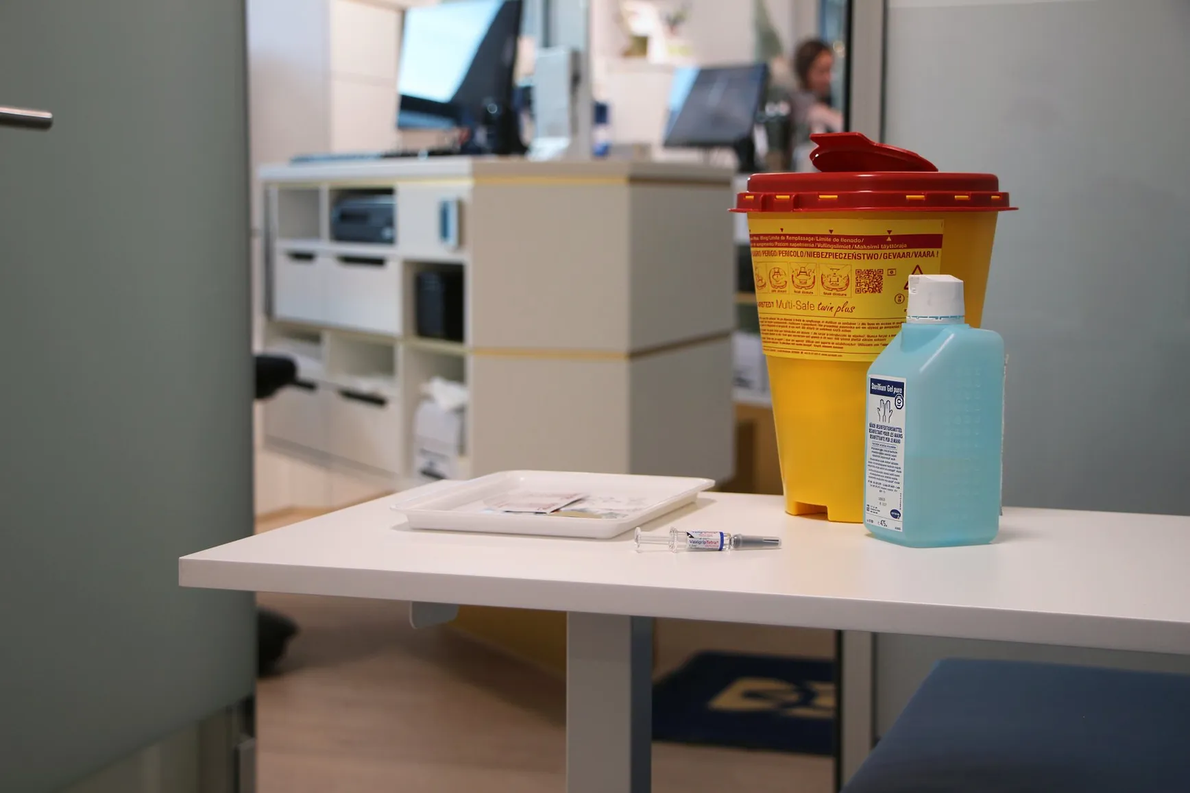 Vorbereitetes Impfmaterial auf dem Tisch im Beratungsraum, daneben der Entsorgungsbehälter