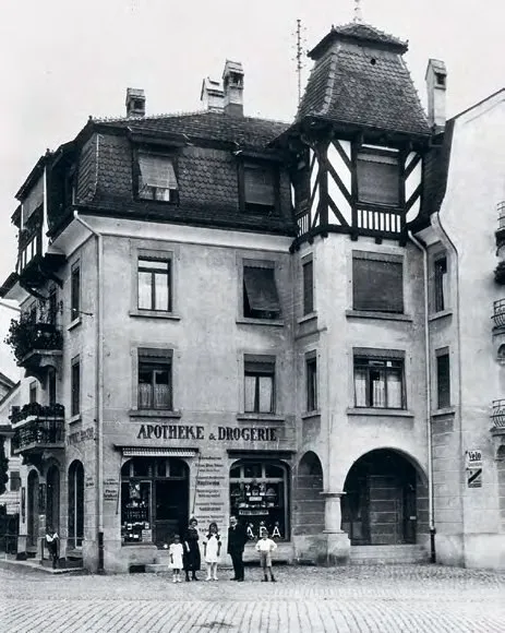Das Haus Merkur am Rabenplatz mit der Apotheke, historische Aufnahme