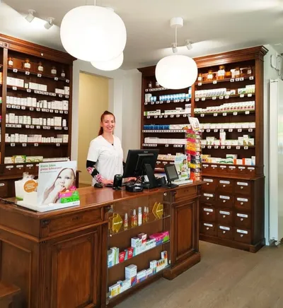 Theke der Anklin Apotheke mit Holzschubladen