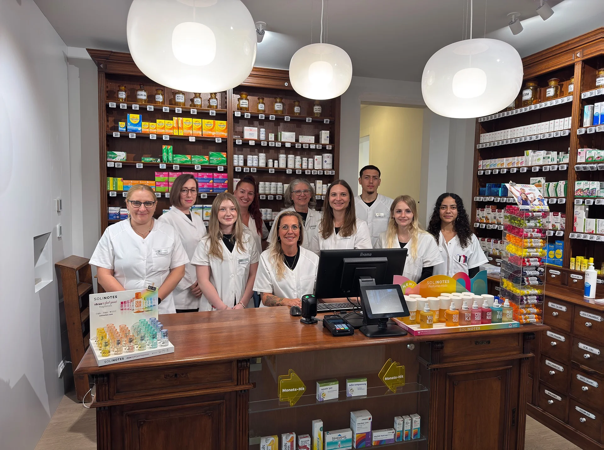 Das Team der Anklin Apotheke hinter der Theke der Offizin