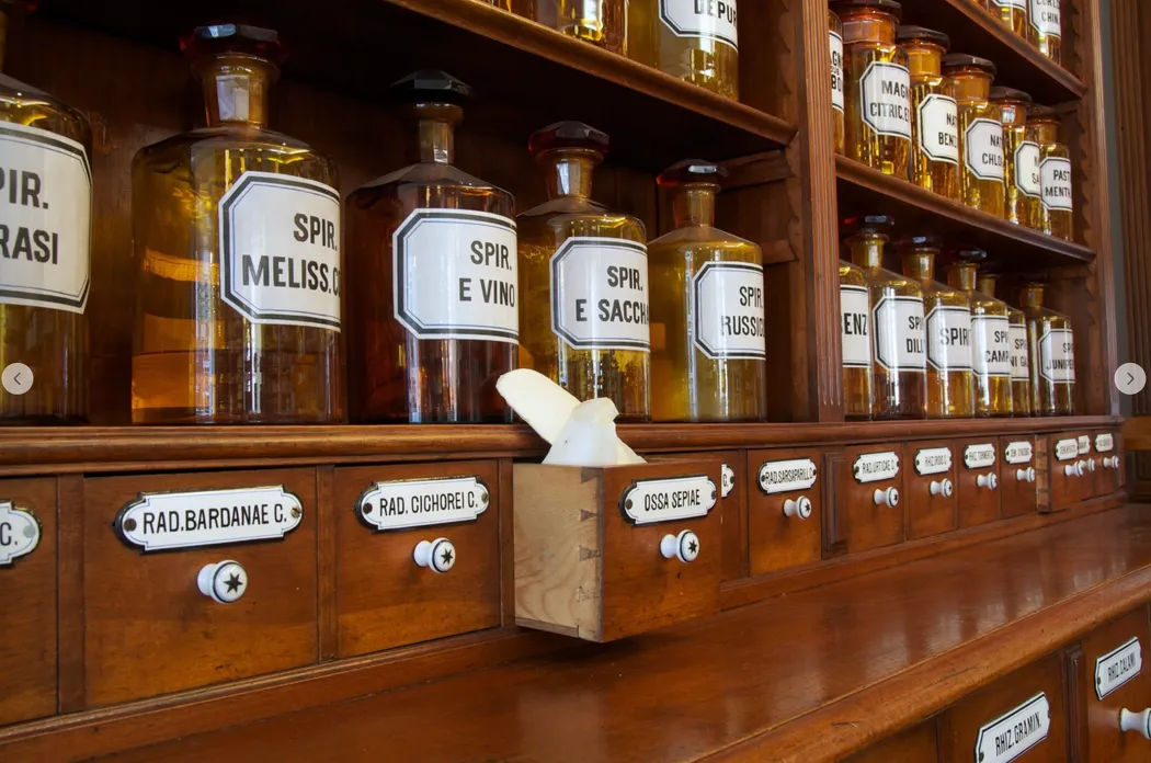 Offizin der Anklin Apotheke mit historischen Standgefässen