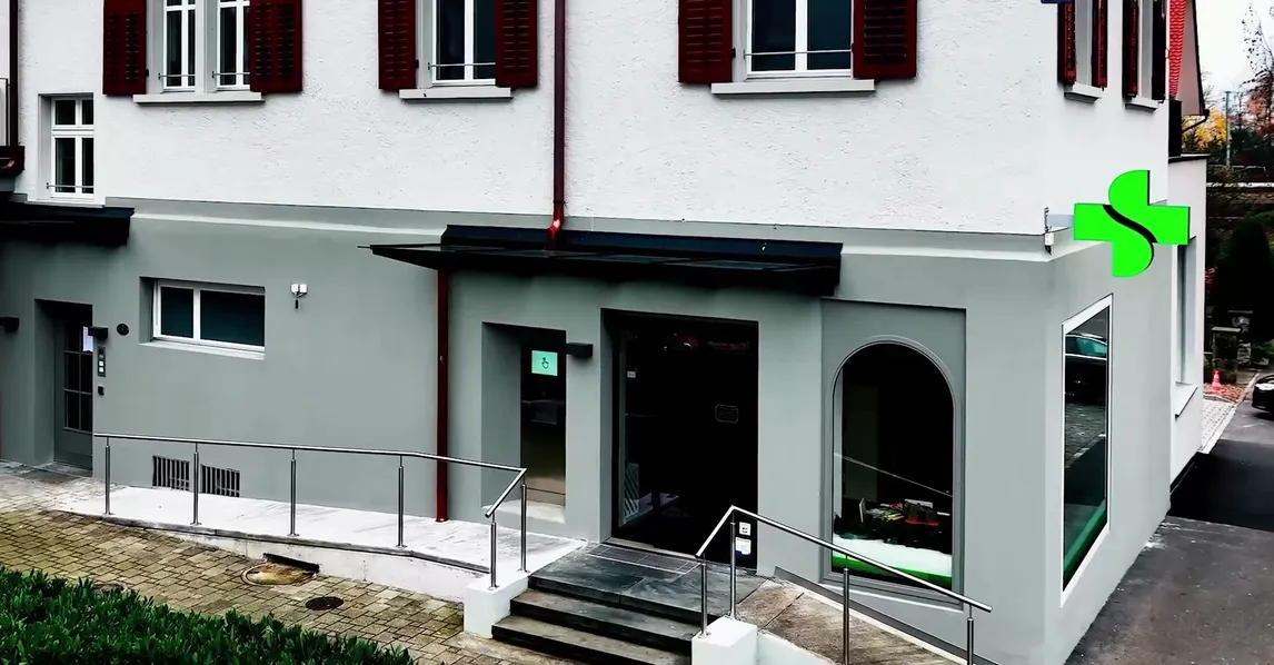 Aussenansicht der Anklin Apotheke an der Poststrasse 3 in Cham